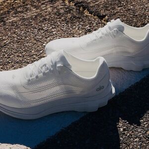 Alo Yoga Alo Runner Athletic Sneakers Trainers Size 6M/7.5W in White/White